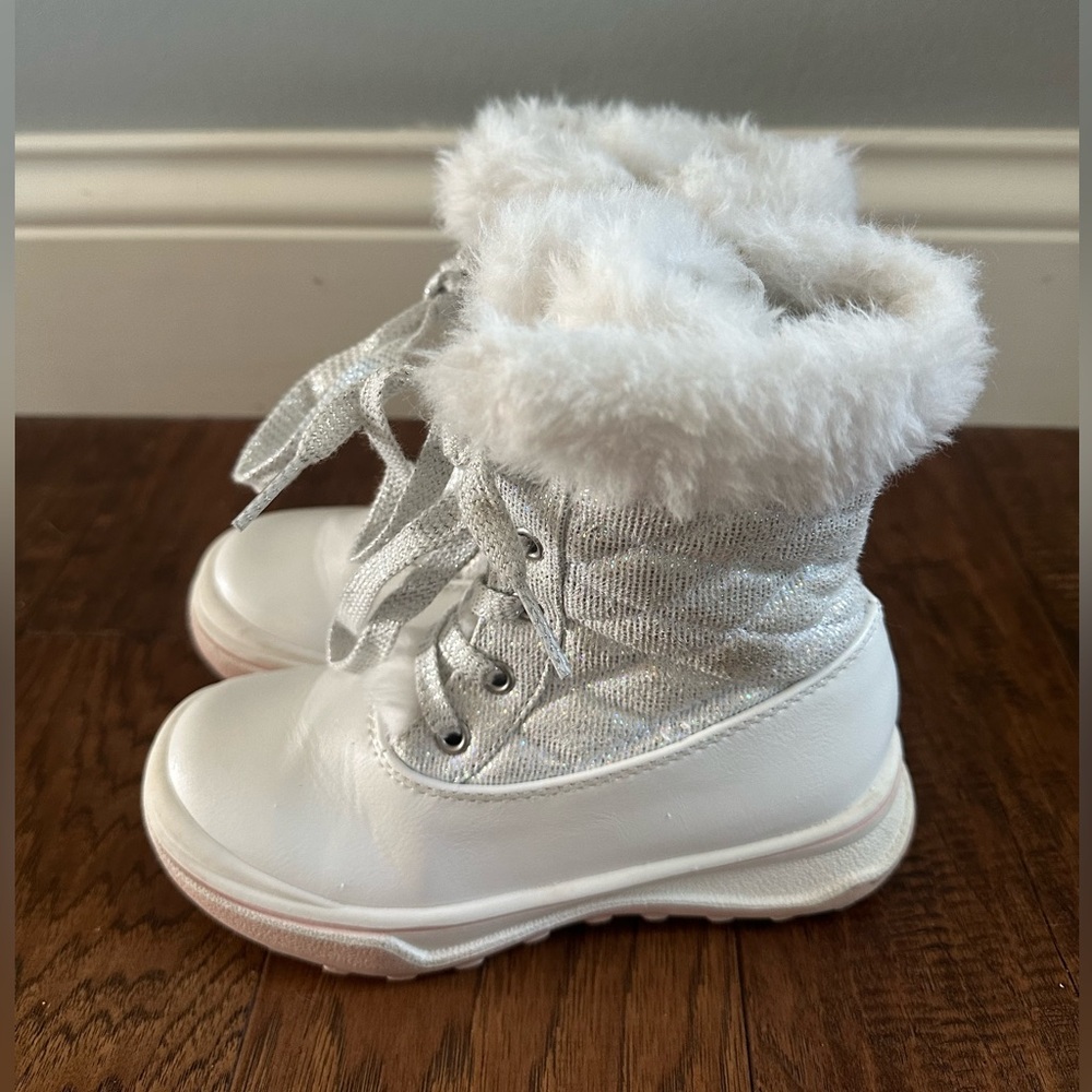 EUC Kelly & Katie Aurora Girls White Fur-Lined Boots